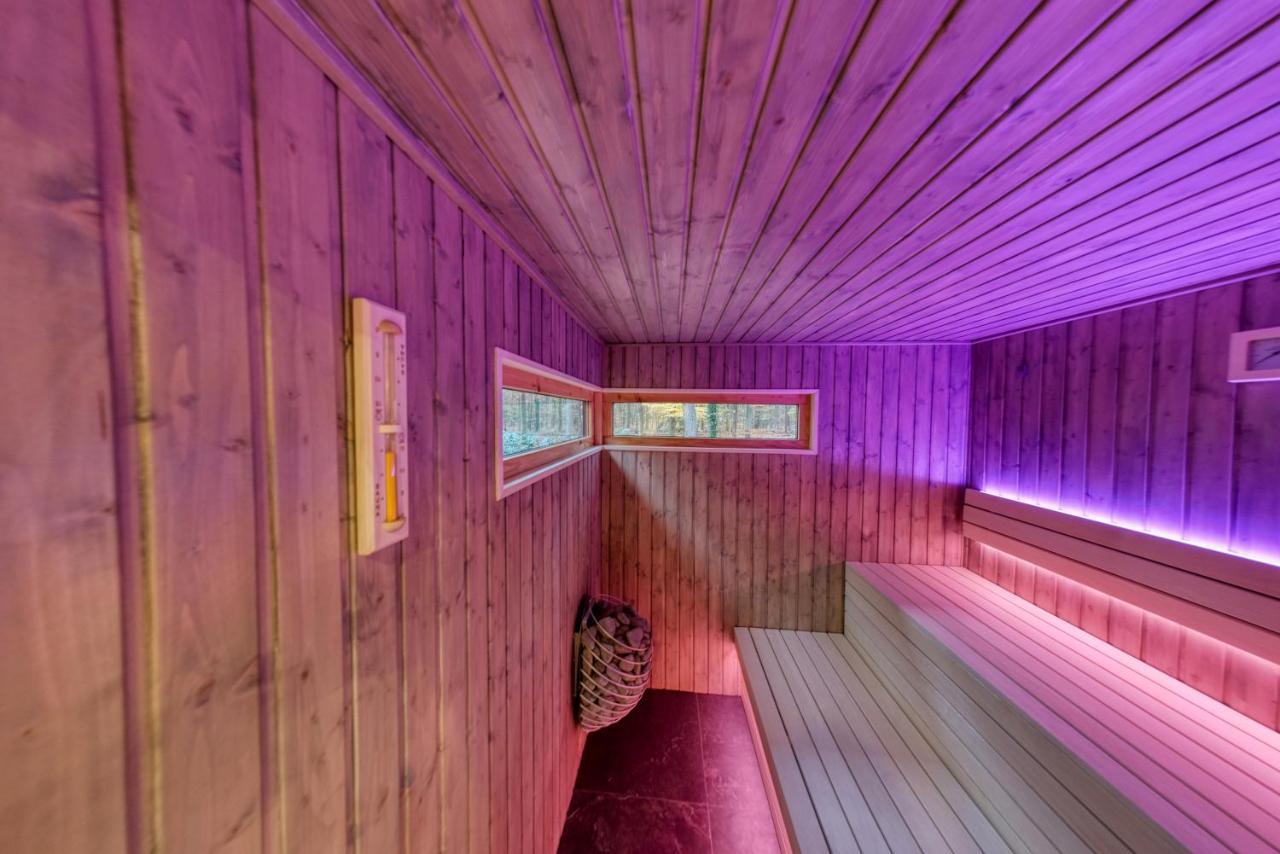 Lodge In Een Bosrijke Omgeving Met Hottub & Sauna Opt Rheezerveen Екстер'єр фото